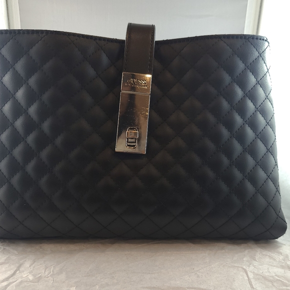 Stylish Guess Cedar Quilted Bag - Trendy and Versatile! - Picture 2 of 7
